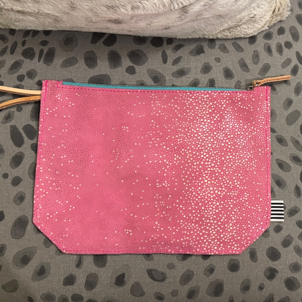 Brand New Meanwhile Back on the Farm Pink Stingray Leather Wristlet - Picture 7 of 8